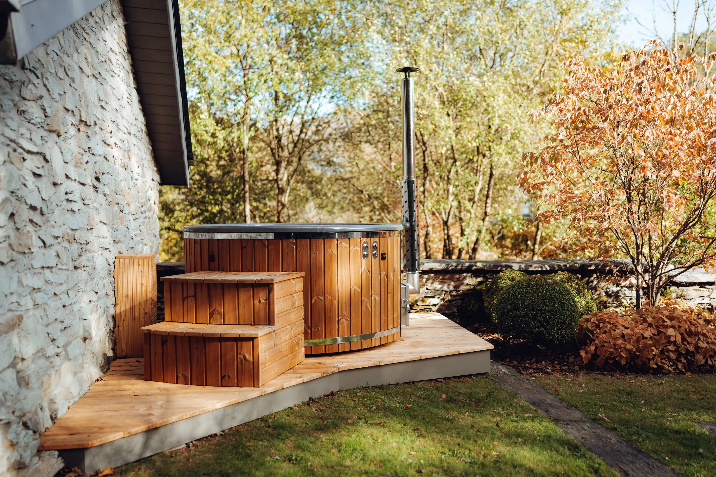 Le bain nordique et ses marches en bois