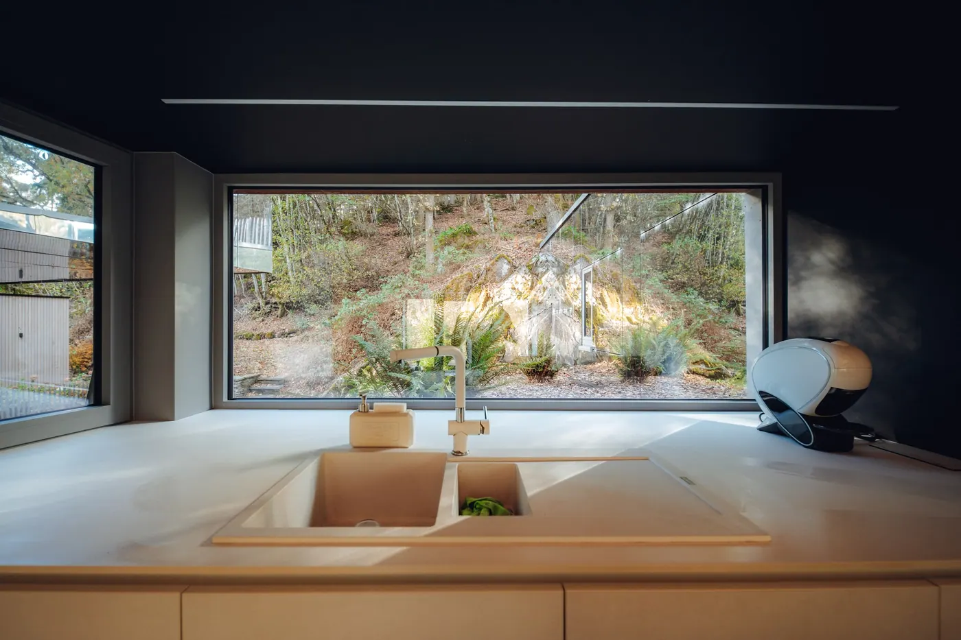 La cuisine et sa fenêtre sur la forêt